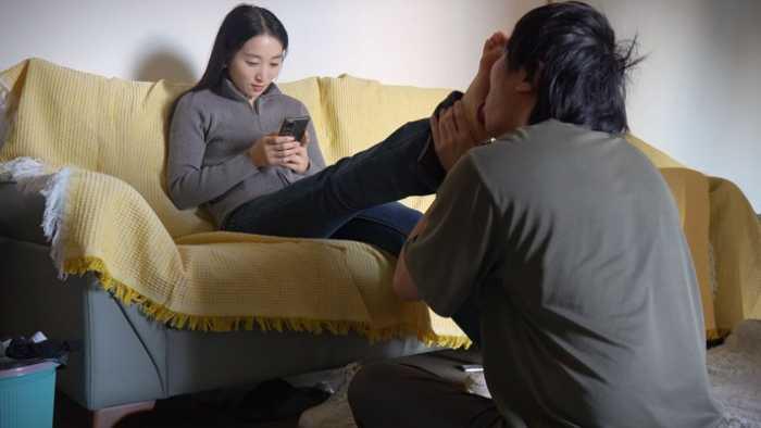 【爱秀套图】『红颜榜』苗疆美女秦歌坐桌上无意识脚底扇脸和舌头 YC-250119-2