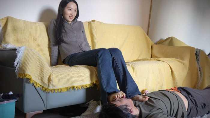 【爱秀套图】『红颜榜』苗疆美女秦歌坐桌上无意识脚底扇脸和舌头 YC-250119-2