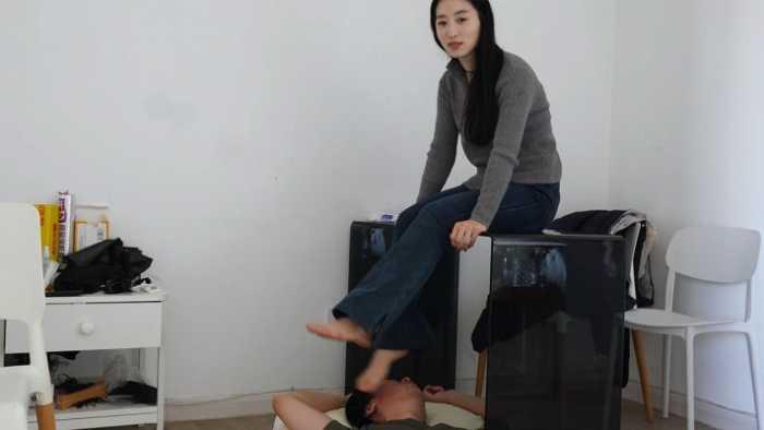 【爱秀套图】『红颜榜』苗疆美女秦歌坐桌上无意识脚底扇脸和舌头 YC-250119-2