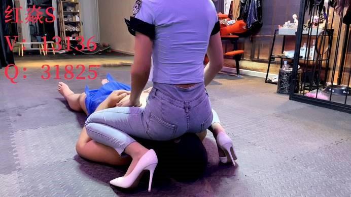 【爱秀套图】人间椅子坐脸窒息骑乘折磨 HY34