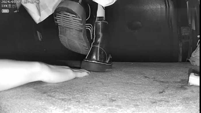 【爱秀套图】B768 – 无意识脏底马丁靴小姐姐踩手 bf49297