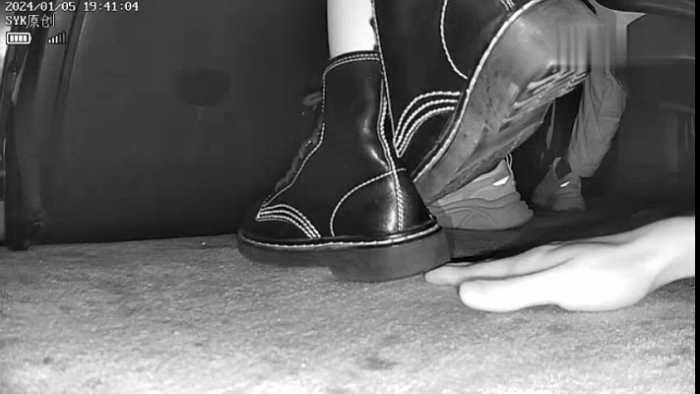 【爱秀套图】B768 – 无意识脏底马丁靴小姐姐踩手 bf49297