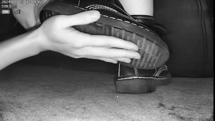 【爱秀套图】B768 – 无意识脏底马丁靴小姐姐踩手 bf49297