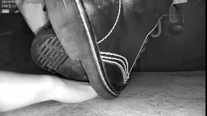 【爱秀套图】B768 – 无意识脏底马丁靴小姐姐踩手 bf49297