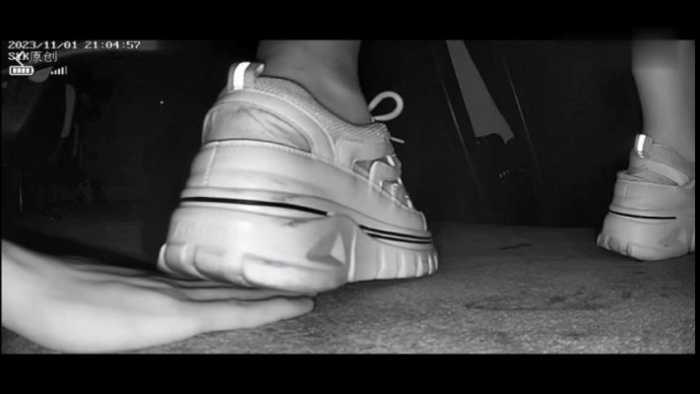 【爱秀套图】B769 – 无意识厚底运动鞋踩手翻车被发现 bf49298