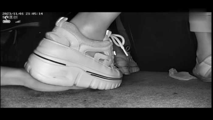 【爱秀套图】B769 – 无意识厚底运动鞋踩手翻车被发现 bf49298
