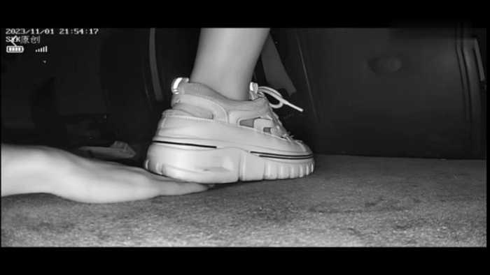 【爱秀套图】B769 – 无意识厚底运动鞋踩手翻车被发现 bf49298