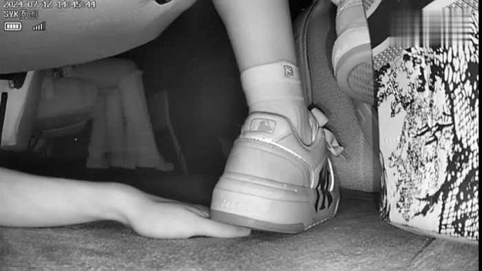 【爱秀套图】B781 – 无意识书包校服白袜MLB白鞋翘腿踩手 bf49600