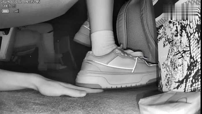 【爱秀套图】B781 – 无意识书包校服白袜MLB白鞋翘腿踩手 bf49600