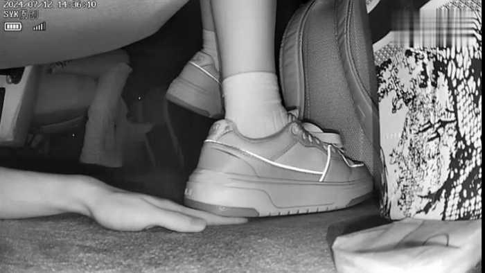 【爱秀套图】B781 – 无意识书包校服白袜MLB白鞋翘腿踩手 bf49600