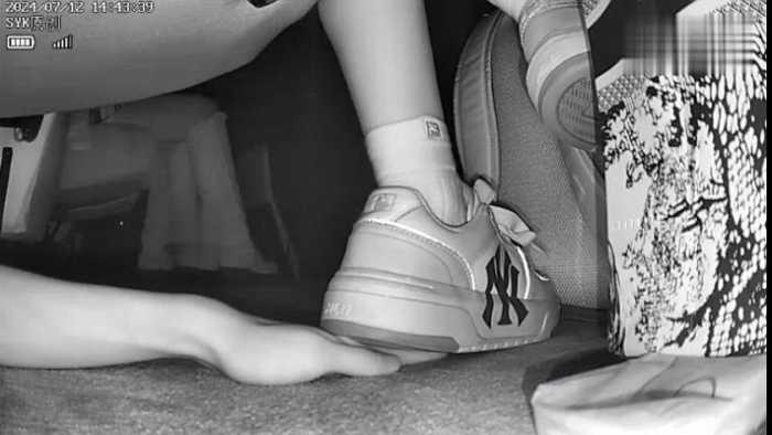 【爱秀套图】B781 – 无意识书包校服白袜MLB白鞋翘腿踩手 bf49600