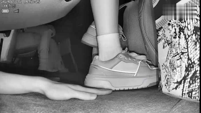【爱秀套图】B781 – 无意识书包校服白袜MLB白鞋翘腿踩手 bf49600