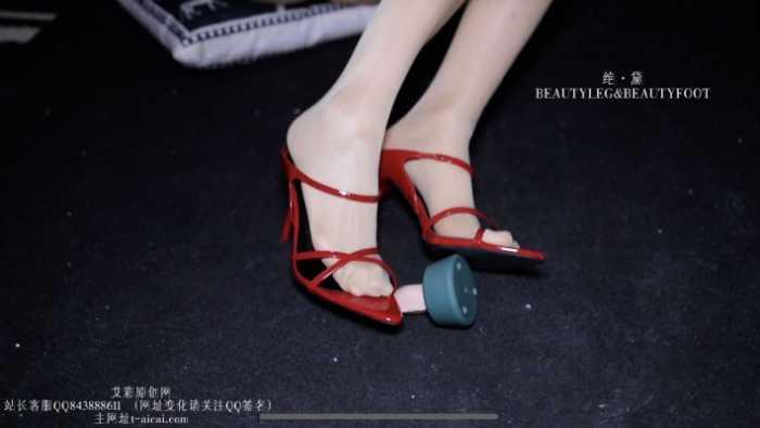 【爱秀套图】巨人182车模长腿夹住猫玩偶腿绞诱惑 GD035 YC-250131-4