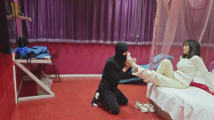 【爱秀套图】娇娇碎蛋的艺术舔脚恋足踢裆闻脚虐乳