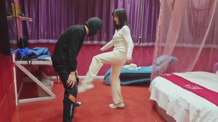 【爱秀套图】娇娇碎蛋的艺术舔脚恋足踢裆闻脚虐乳