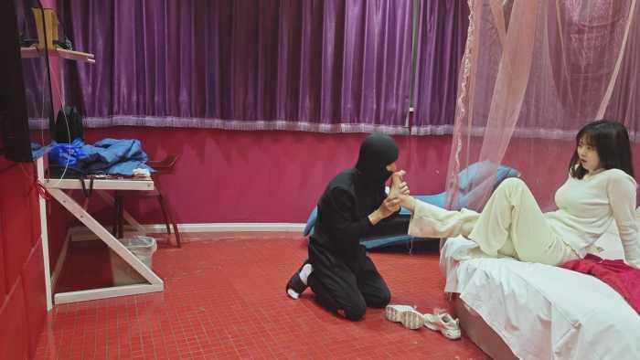 【爱秀套图】娇娇碎蛋的艺术舔脚恋足踢裆闻脚虐乳