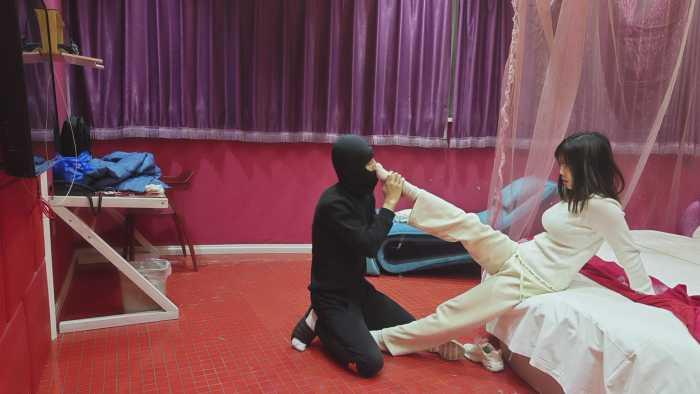 【爱秀套图】娇娇碎蛋的艺术舔脚恋足踢裆闻脚虐乳