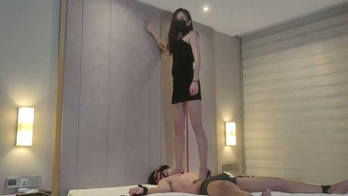 【爱秀套图】春节档：捆绑束缚奴隶四肢，任由小鱼女神在床上高跟蹦迪，无视脚下生灵 YC-250203-2