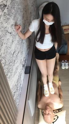 【爱秀套图】泡芙妹妹三双运动鞋踩踏毯子 YC-250204