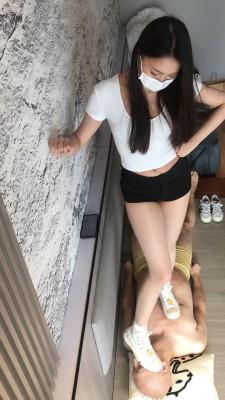 【爱秀套图】泡芙妹妹三双运动鞋踩踏毯子 YC-250204