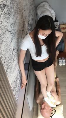 【爱秀套图】泡芙妹妹三双运动鞋踩踏毯子 YC-250204