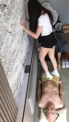 【爱秀套图】泡芙妹妹三双运动鞋踩踏毯子 YC-250204