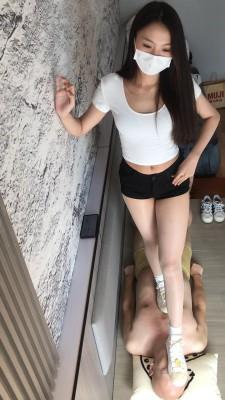 【爱秀套图】泡芙妹妹三双运动鞋踩踏毯子 YC-250204