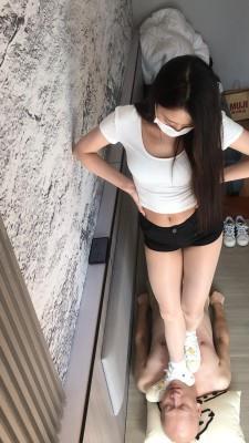 【爱秀套图】泡芙妹妹三双运动鞋踩踏毯子 YC-250204