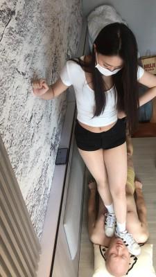 【爱秀套图】泡芙妹妹三双运动鞋踩踏毯子 YC-250204