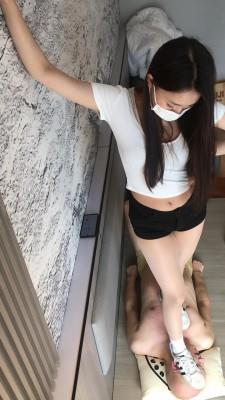 【爱秀套图】泡芙妹妹三双运动鞋踩踏毯子 YC-250204