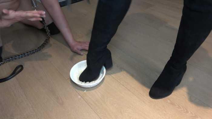 【爱秀套图】【彼岸花】踢踹马奴，圣水香痰米饭 YC-250204-4