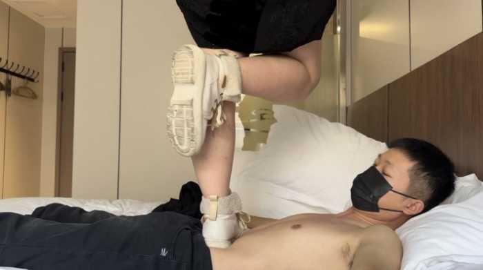 【爱秀套图】【素人女大】素人大体重BBW休闲鞋恐怖跳踩 YC-250303-4