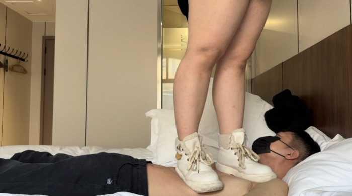 【爱秀套图】【素人女大】素人大体重BBW休闲鞋恐怖跳踩 YC-250303-4