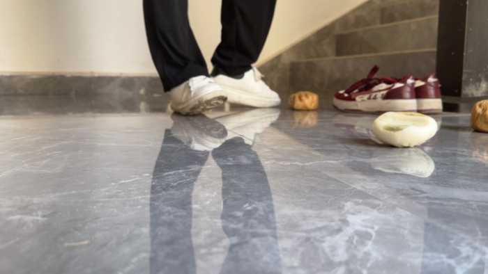 【爱秀套图】健身美女两双鞋楼道踩包子吐口水制作狗粮 YC-250314-2