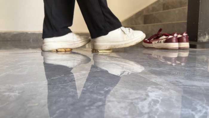 【爱秀套图】健身美女两双鞋楼道踩包子吐口水制作狗粮 YC-250314-2