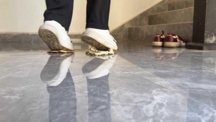 【爱秀套图】健身美女两双鞋楼道踩包子吐口水制作狗粮 YC-250314-2