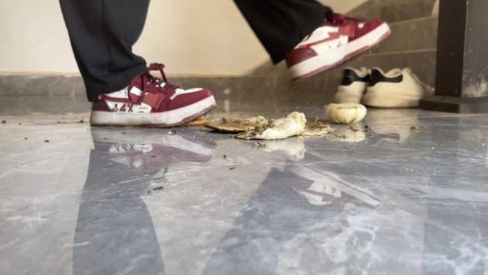 【爱秀套图】健身美女两双鞋楼道踩包子吐口水制作狗粮 YC-250314-2