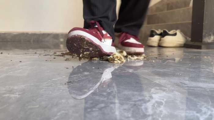 【爱秀套图】健身美女两双鞋楼道踩包子吐口水制作狗粮 YC-250314-2