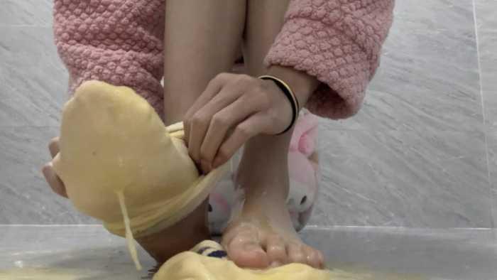 【爱秀套图】【莓子】给粉丝袜内制作鸡蛋液 YC-250314-11