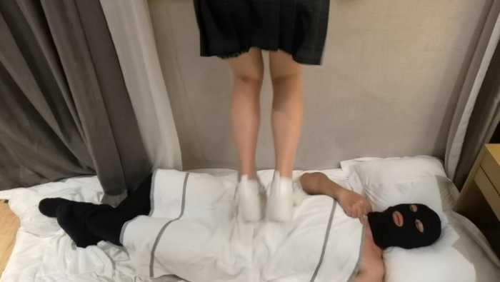 【爱秀套图】女大肉丝鞋踩初试，重创肚子喉咙头 YC-250316