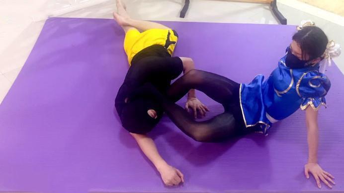 【爱秀套图】【婉儿原创】春丽绞杀挑战者 黑丝臭脚踩脸KO腿绞窒息处刑 YC-230715-2