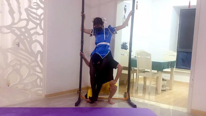 【爱秀套图】【婉儿原创】春丽绞杀挑战者 黑丝臭脚踩脸KO腿绞窒息处刑 YC-230715-2