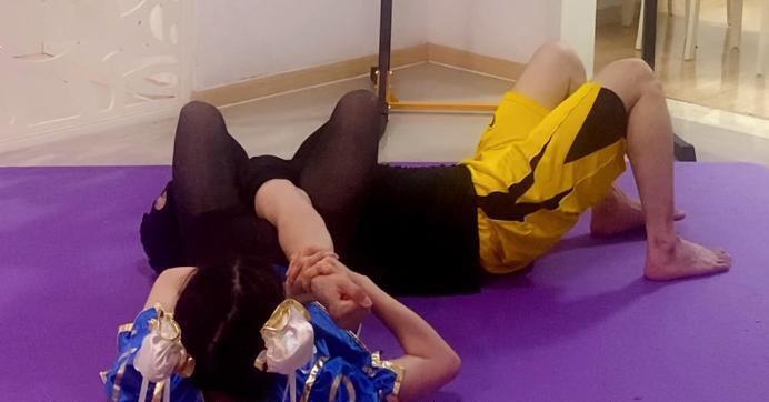 【爱秀套图】【婉儿原创】春丽绞杀挑战者 黑丝臭脚踩脸KO腿绞窒息处刑 YC-230715-2