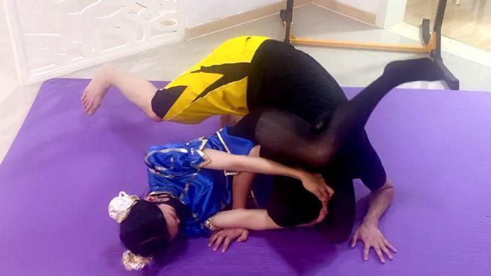 【爱秀套图】【婉儿原创】春丽绞杀挑战者 黑丝臭脚踩脸KO腿绞窒息处刑 YC-230715-2