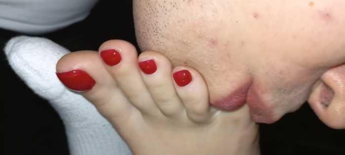 【爱秀套图】恋足癖闻舔极品女友的白袜玉足 舔脚底脚缝泥垢 吮吸脚趾 红色美甲白嫩美足 JS250320~1