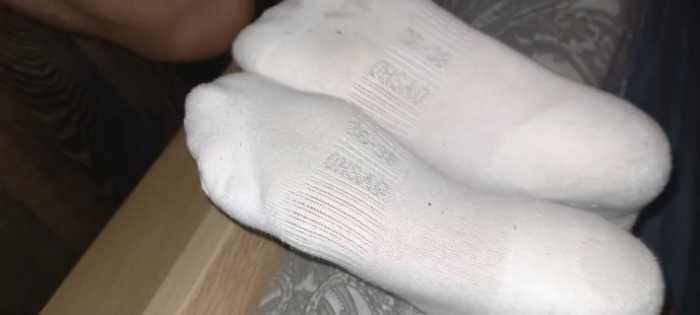 【爱秀套图】恋足癖闻舔极品女友的白袜玉足 舔脚底脚缝泥垢 吮吸脚趾 红色美甲白嫩美足 JS250320~1