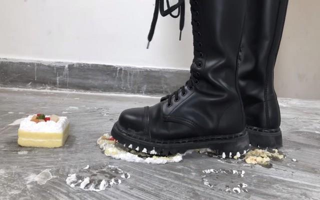 【爱秀套图】健身美女长靴楼道踩蛋糕面包制作狗粮 YC-250317-2