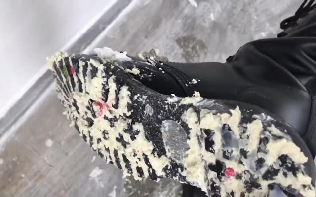 【爱秀套图】健身美女长靴楼道踩蛋糕面包制作狗粮 YC-250317-2