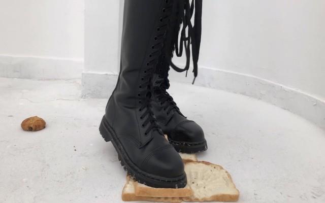 【爱秀套图】健身美女长靴楼道踩蛋糕面包制作狗粮 YC-250317-2