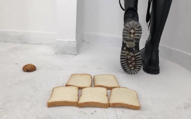 【爱秀套图】健身美女长靴楼道踩蛋糕面包制作狗粮 YC-250317-2